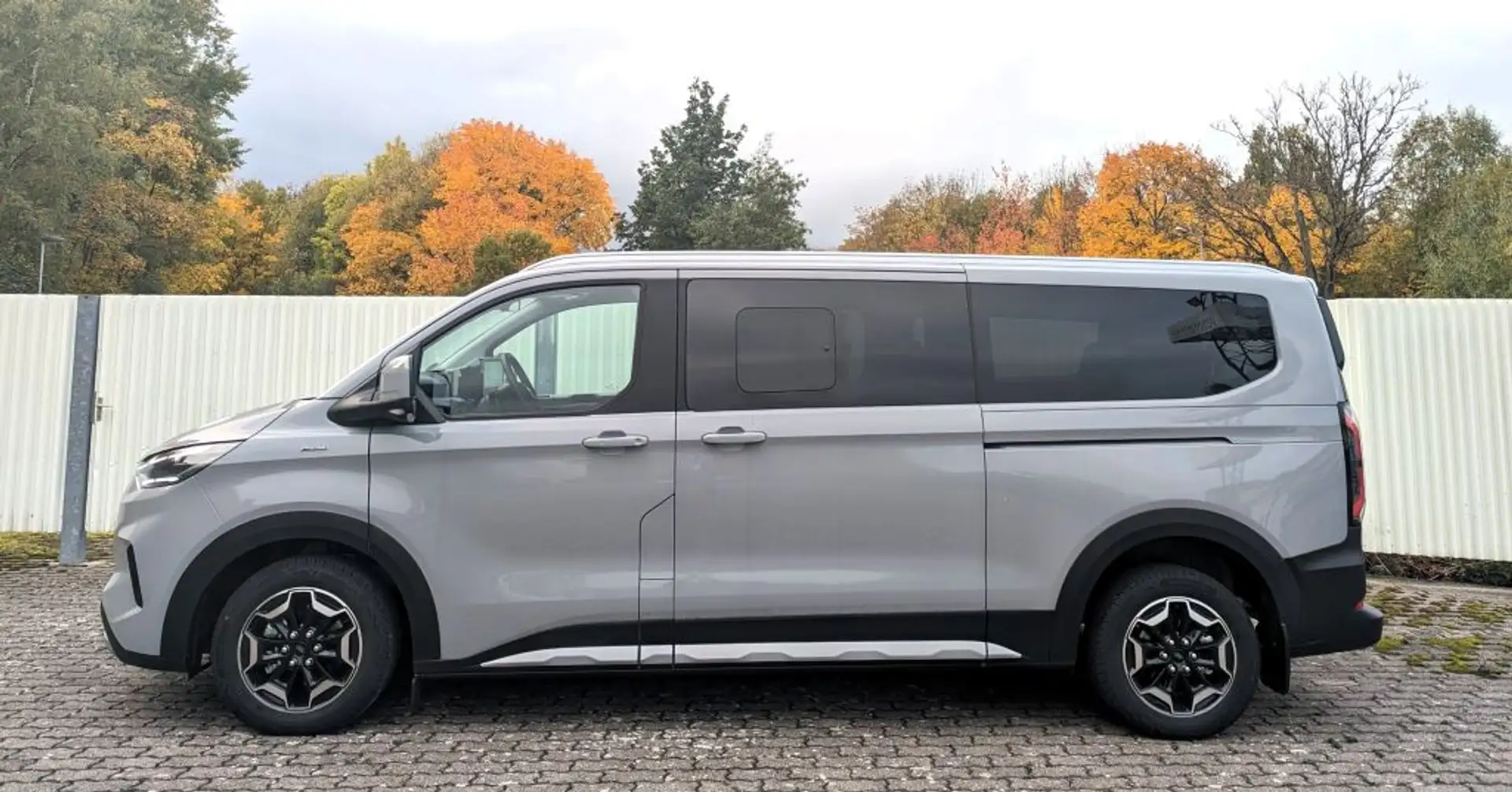 Ford Tourneo Custom 320 L2H1 4x4 Autm. Active Matrix+Pano+Standhzg+AHK Grau - 2