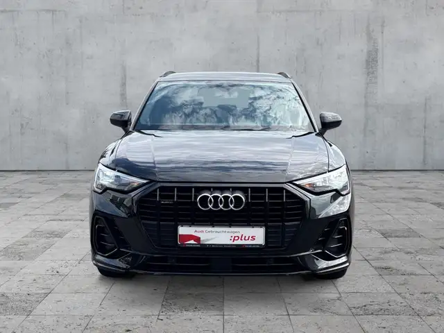 Audi Q3 view 3