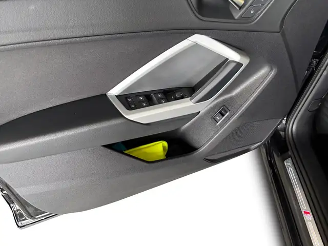 Audi Q3 view 15