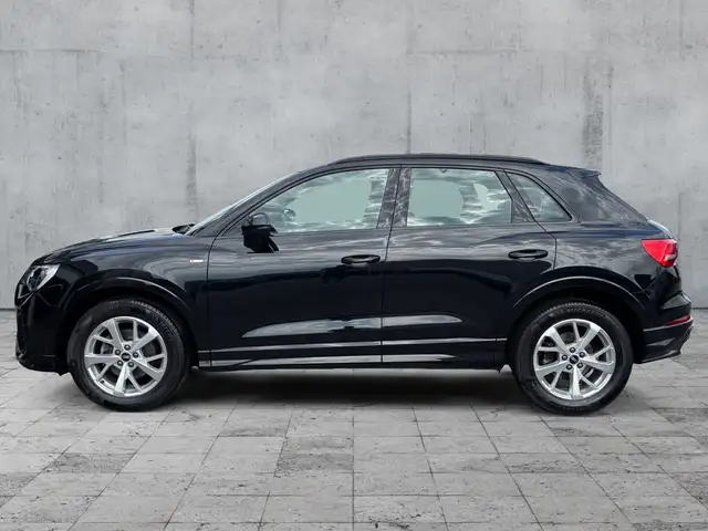 Audi Q3 view 4