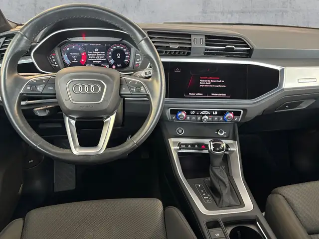 Audi Q3 view 9
