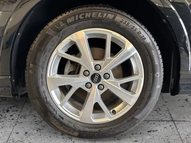 Audi Q3 view 8