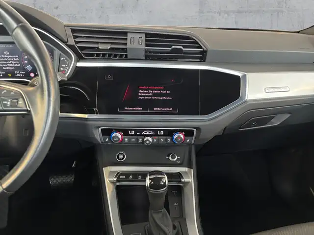 Audi Q3 view 11