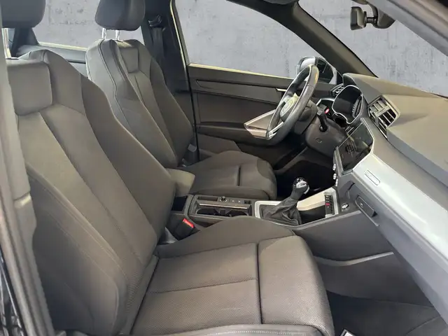 Audi Q3 view 13