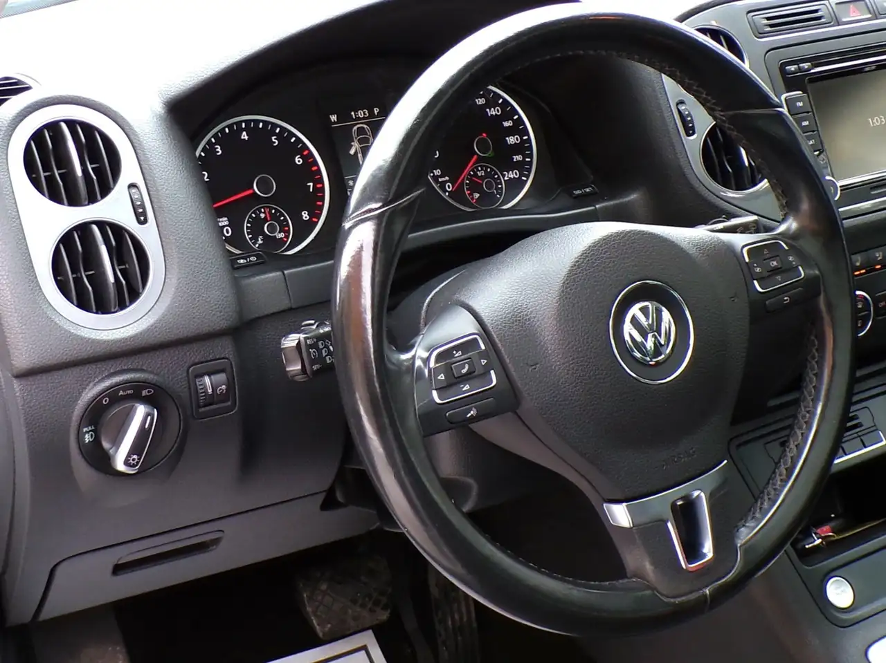 Volkswagen Tiguan снимка Volkswagen Tiguan