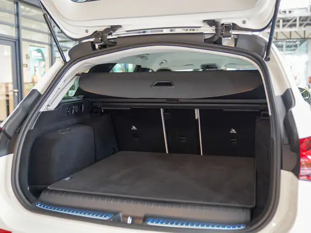 Mercedes-Benz C-Class view 12