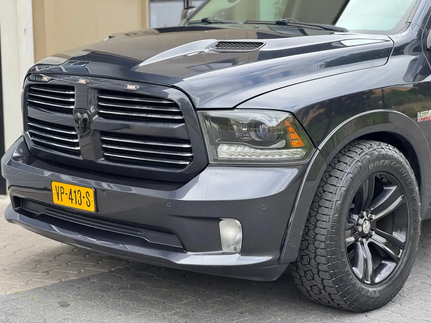 Dodge RAM 1500 5.7 HEMi|V8|Quad Cab 6'4|Sport|LED Gris - 2