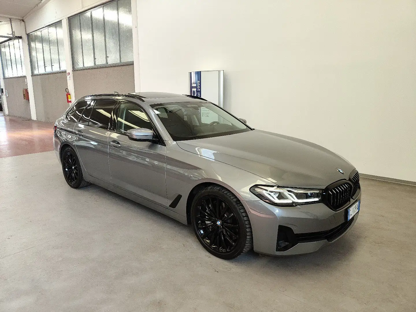 BMW 530 d 48V 249 CV Touring Luxury auto Tetto Pelle 19" Grigio - 2