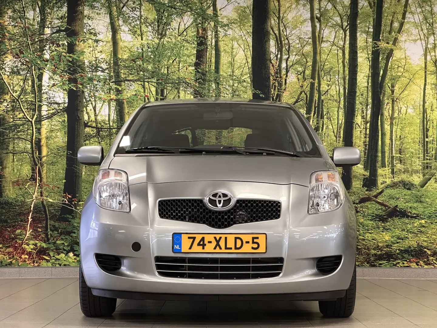 Toyota Yaris 1.3 VVTi Sol | Airconditioning | Radio CD-Speler | Grijs - 2