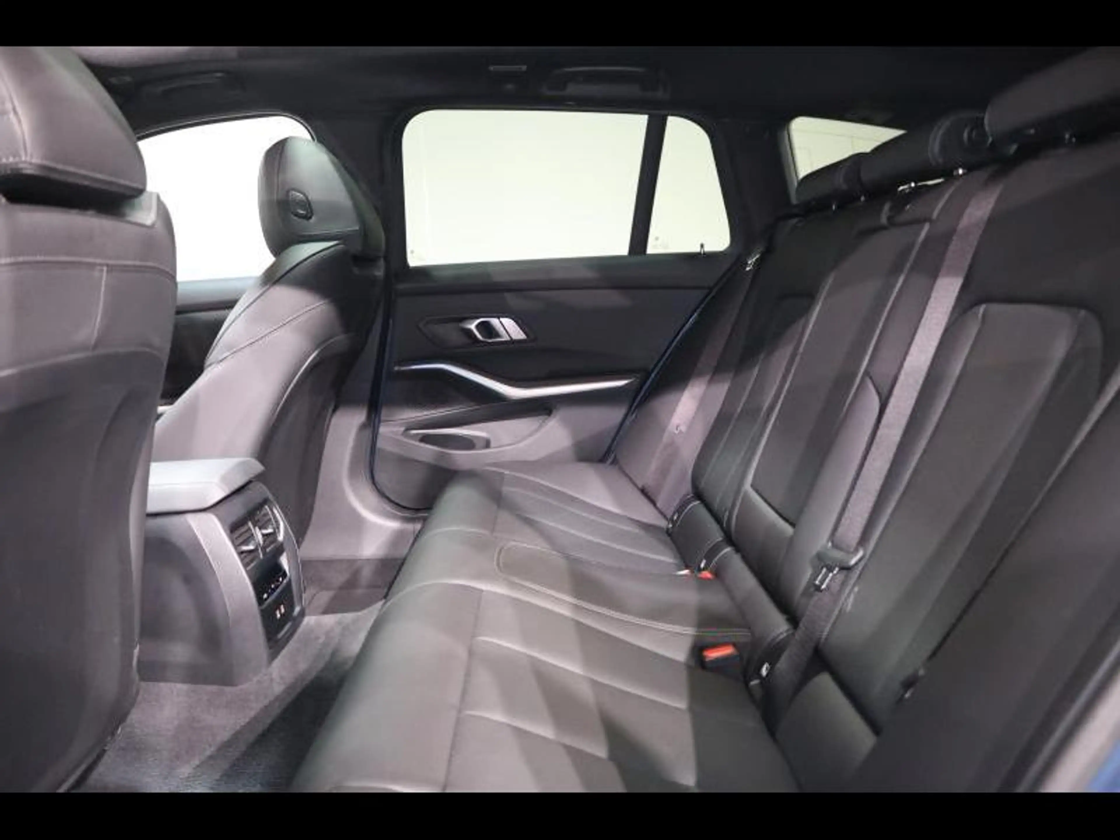 BMW 318 i Touring Kit M Sport — photo 10
