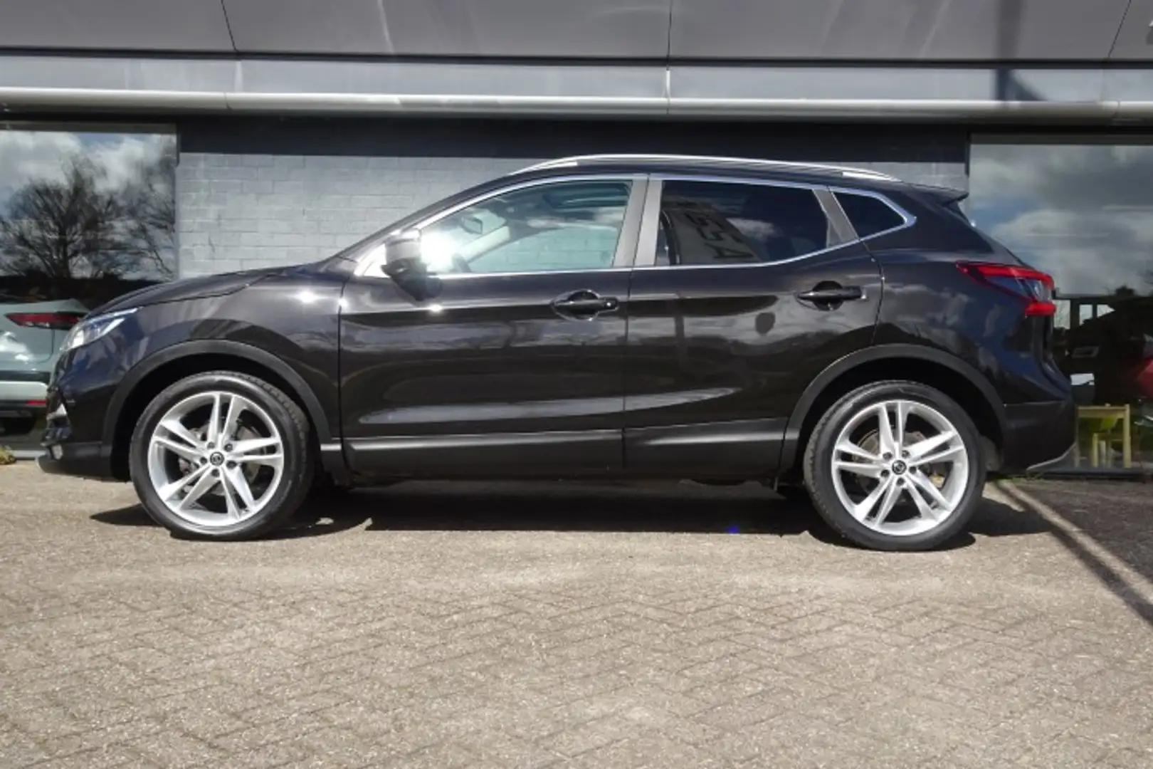 Nissan Qashqai 1.3 DIG-T 140pk N-Motion [Trekhaak + Full LED] Zwart - 2