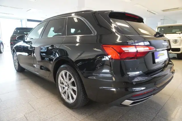 Audi A4 Avant view 4