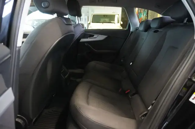 Audi A4 Avant view 9