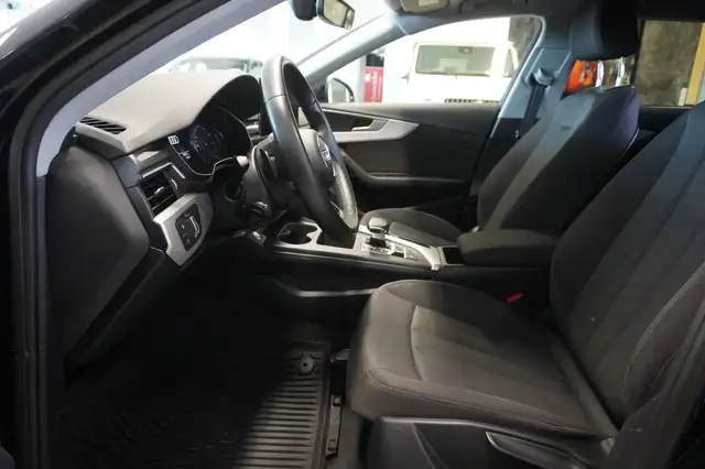 Audi A4 Avant view 8
