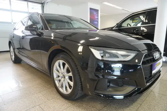 Audi A4 Avant view 3