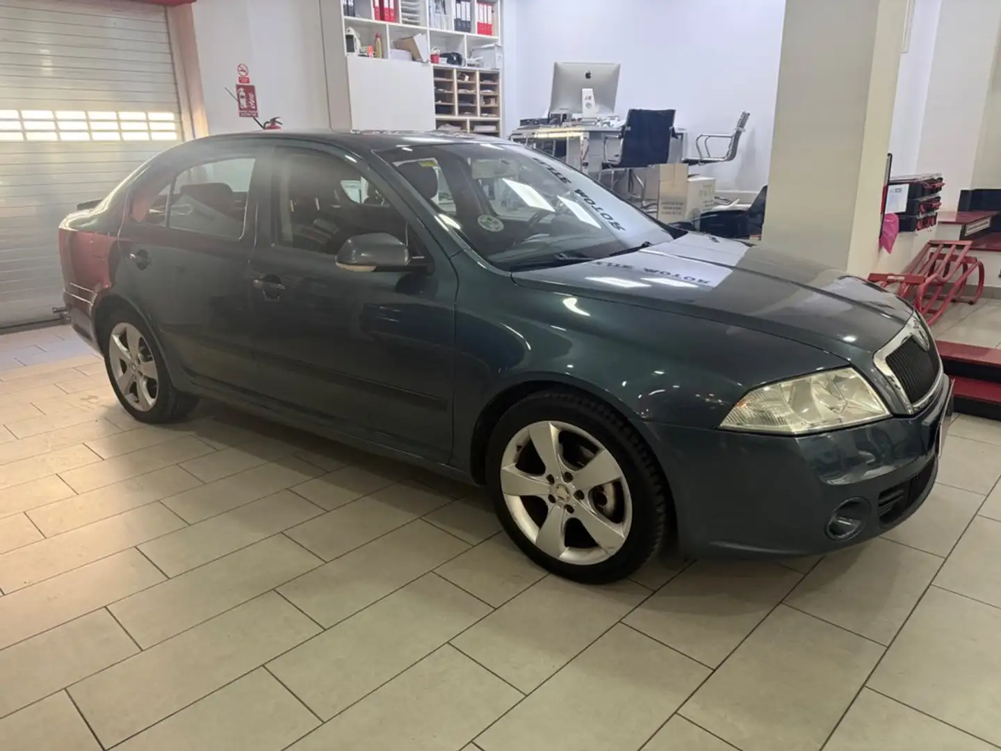 Skoda Octavia 2.0TDI Elegance Gris - 2