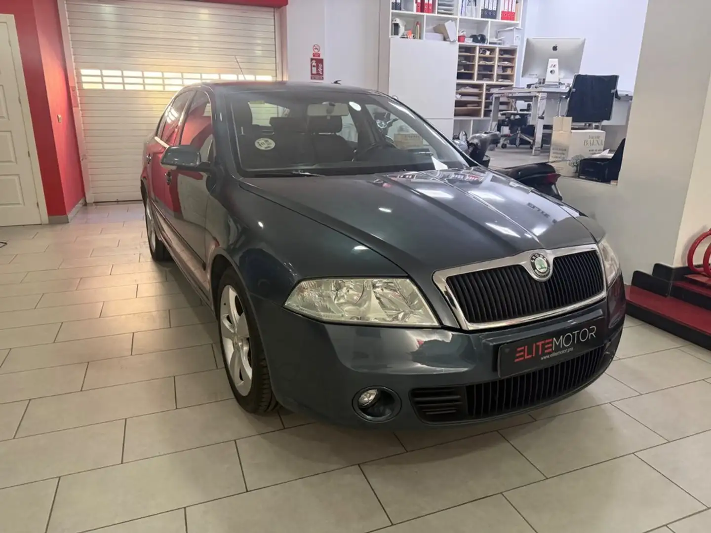Skoda Octavia 2.0TDI Elegance Gris - 1