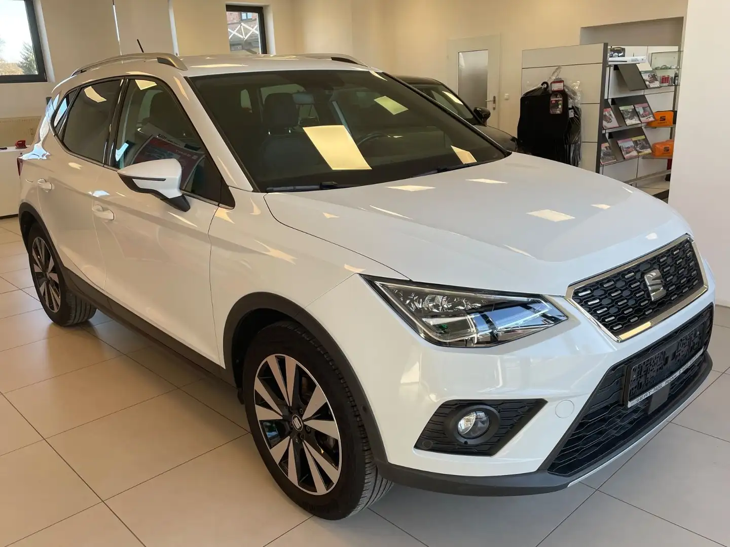 SEAT Arona Xcellence TSI 85 KW AHK Blanc - 1