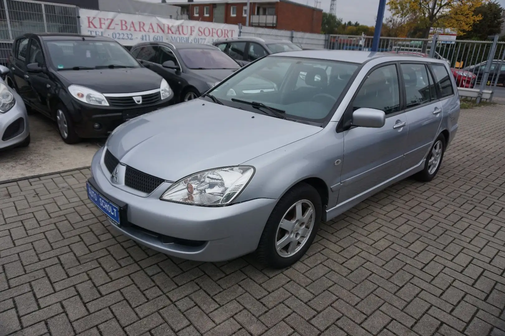 Mitsubishi Lancer Lim./ Kombi Invite Kombi Silber - 1