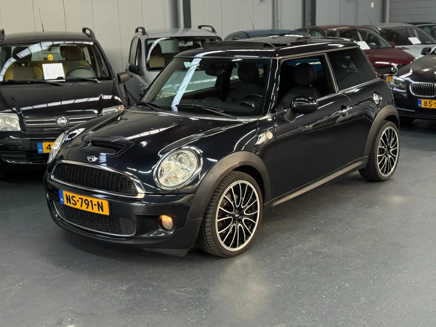 MINI Cooper S Mini 1.6 Chili Automaat PANO Navi PDC Leer Zwart - 1