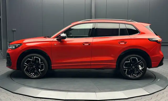 Volkswagen Tiguan view 2