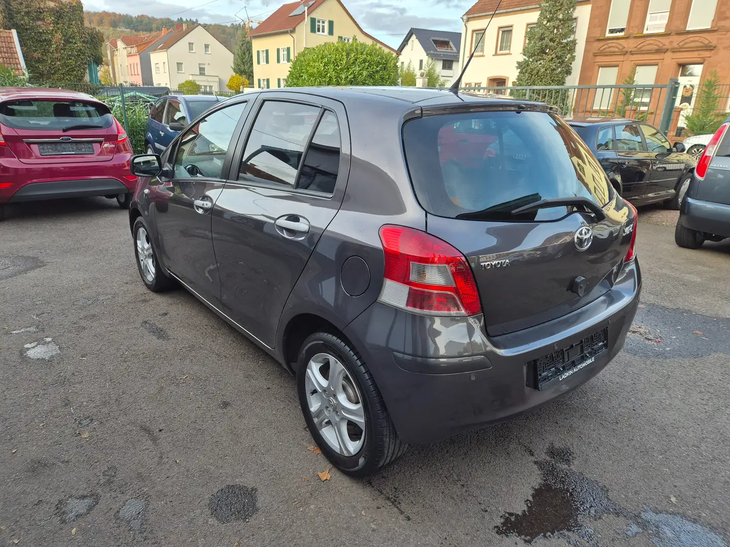 Toyota Yaris Edition " 1 Hand " Gris - 2