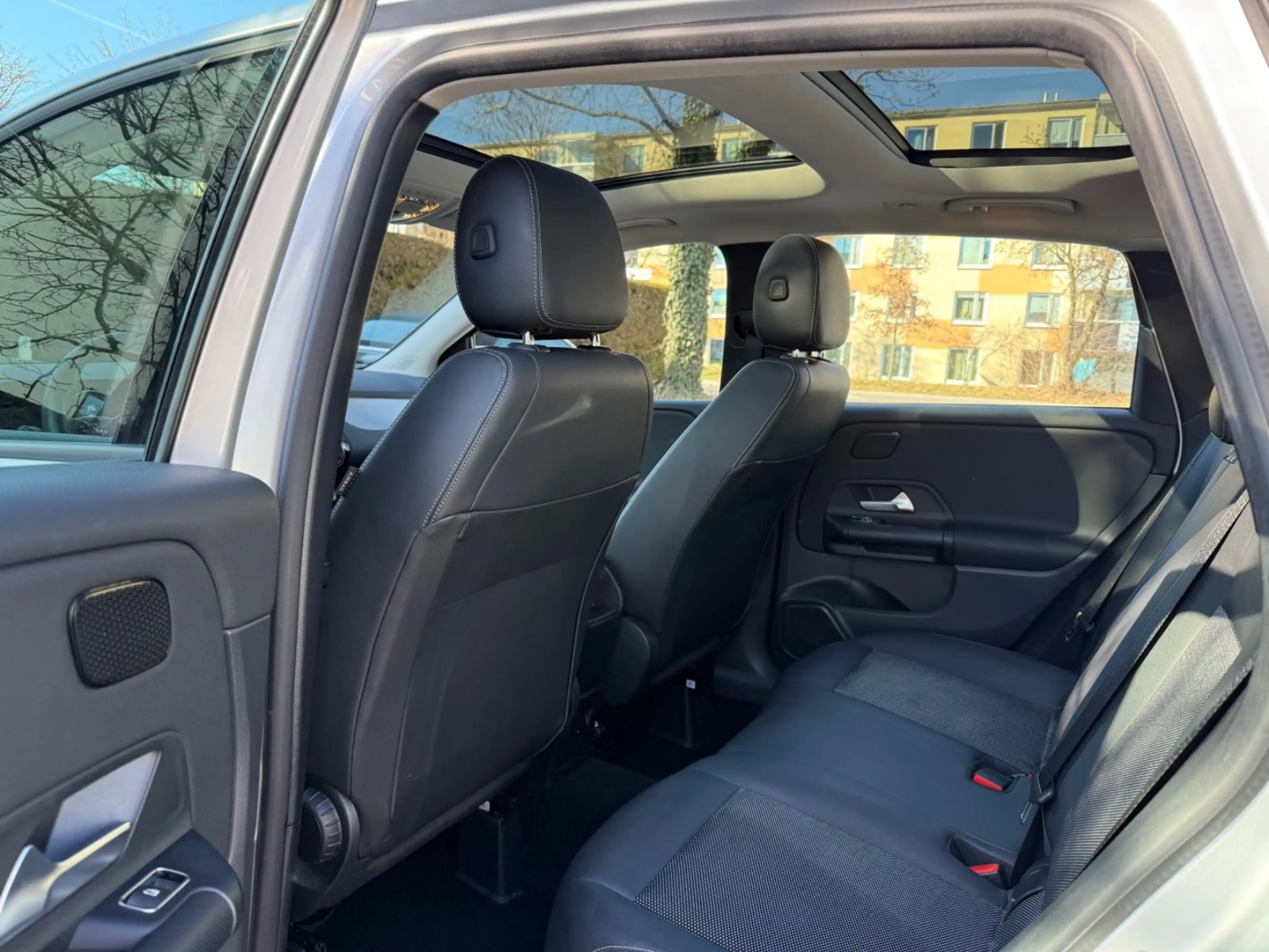 Mercedes-Benz B 220 d AUT~Kam~Pano~MBUX~PDC~Spur~ — photo 10
