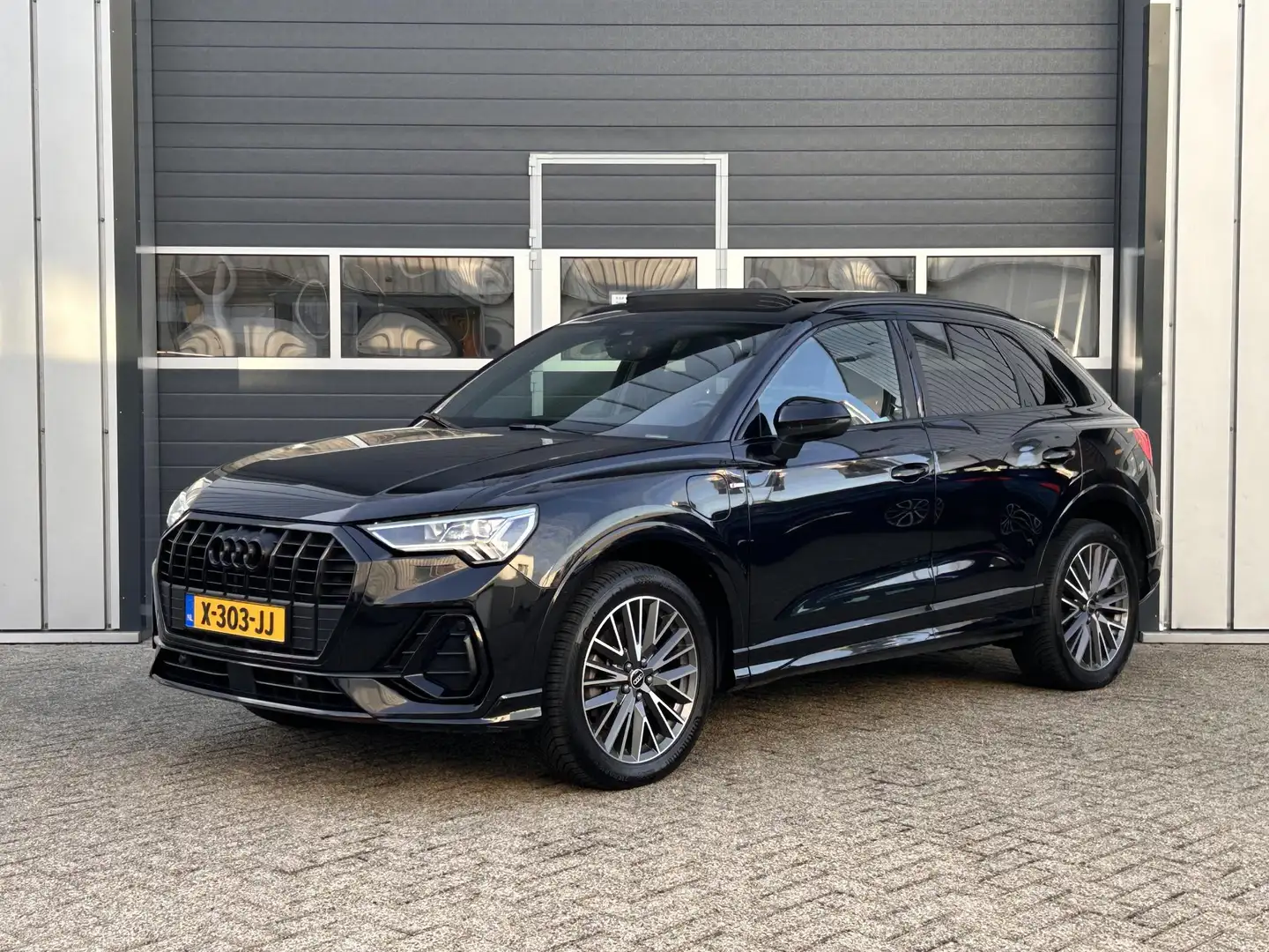 Audi Q3 45 TFSI e S edition | LED | Virtual | Memory | Pan Noir - 2