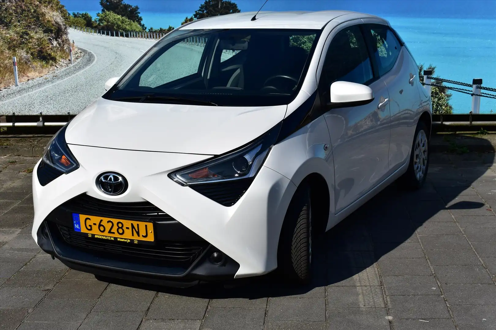 Toyota Aygo 1.0 VVT-i 72pk 5D x-play Limited Wit - 2