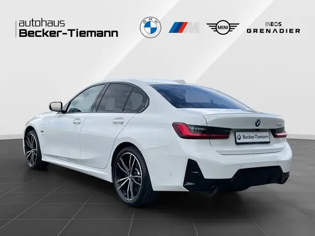 BMW 3 Series view 4