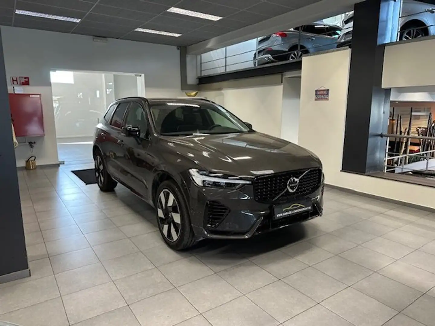 Volvo XC60 PLUS DARK PLUG-IN HYBRID AWD AUTOMAAT Gris - 1