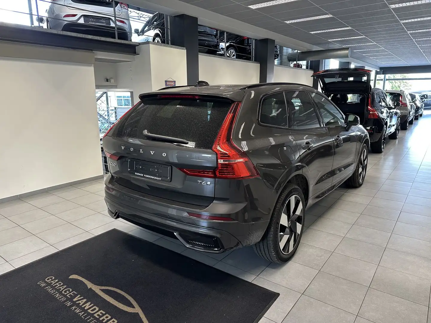 Volvo XC60 PLUS DARK PLUG-IN HYBRID AWD AUTOMAAT Gris - 2