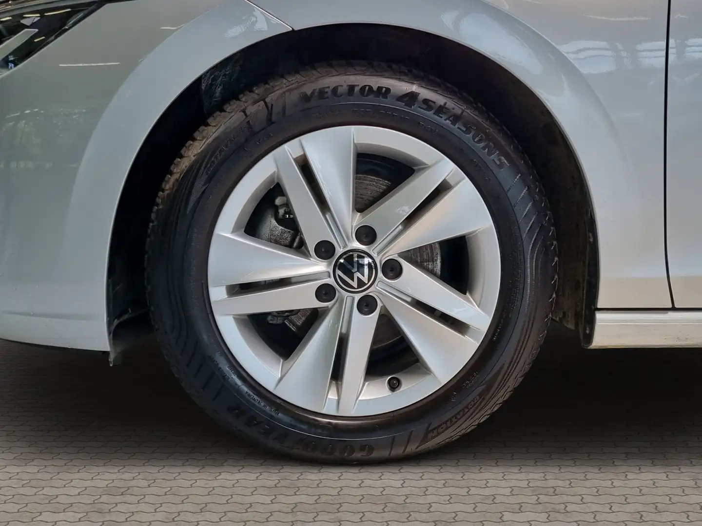 Volkswagen Golf VIII 1.5 eTSI Life LED Klima Parksensor Silber - 2