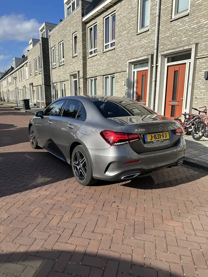 Mercedes-Benz A 250 e AMG Line Grijs - 1