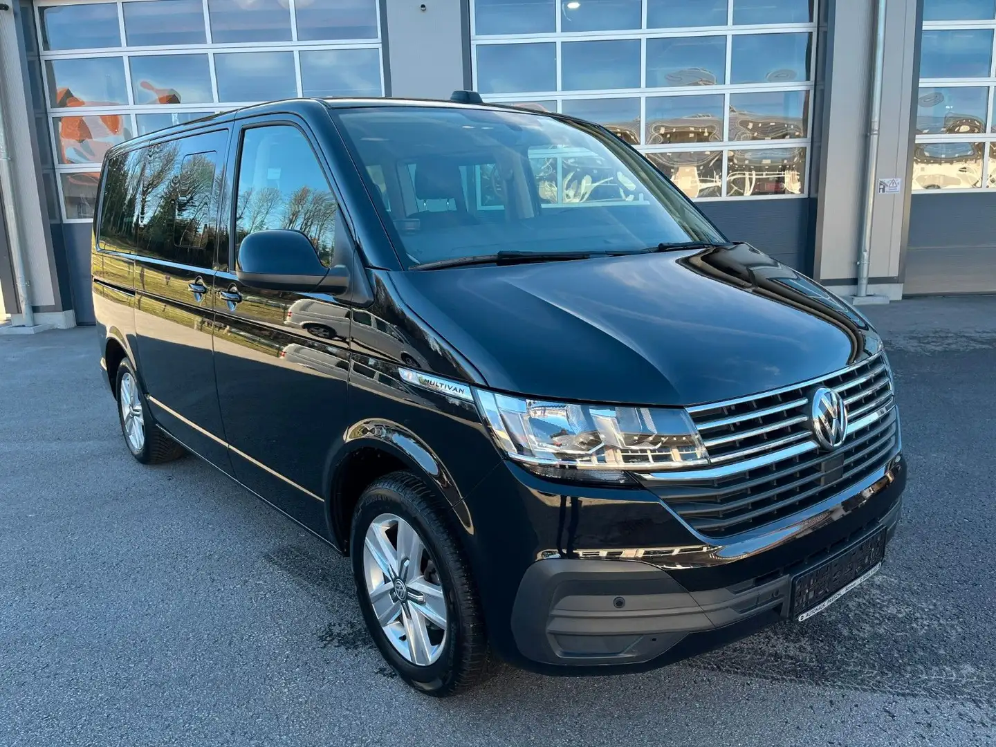 Volkswagen T6 Multivan DSG/AHK/Leder/Virtual/Doppel Schiebe Schwarz - 2