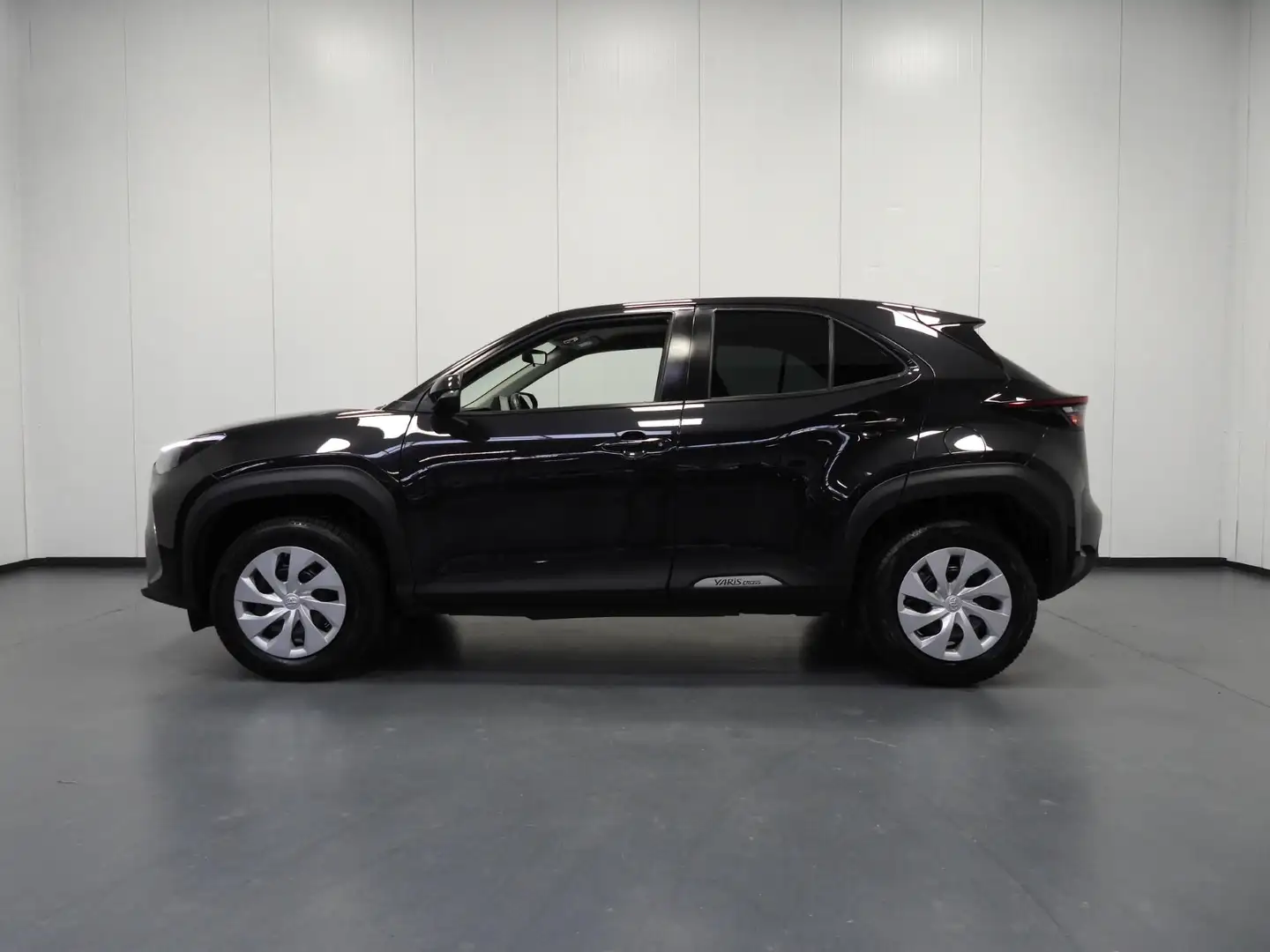 Toyota Yaris Cross 1.5 Hybrid Active NAVI-APP/CAMERA/CLIMA/ADAPT.CRUI Zwart - 2