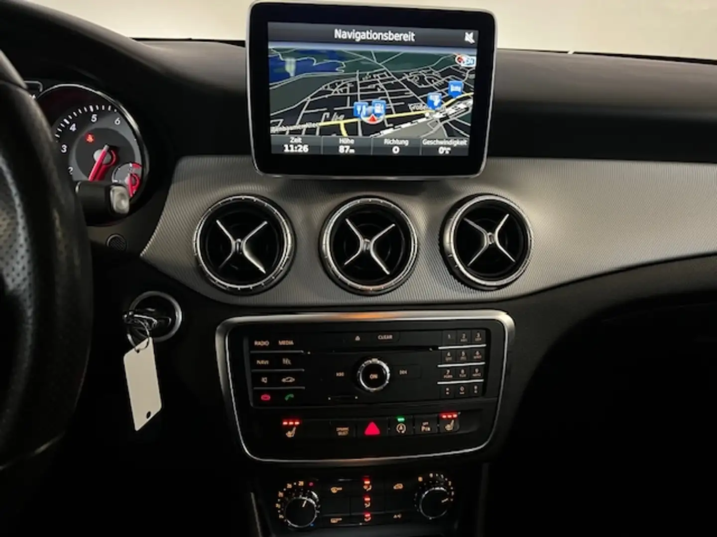 Mercedes-Benz CLA 200 Pano Navi Bi-Xenon Ambiente SHZ Finanzierung Weiß - 2