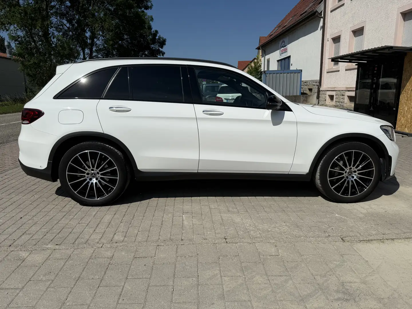 Mercedes-Benz GLC 220 d 4Matic 9G-TRONIC AMG Line Weiß - 2