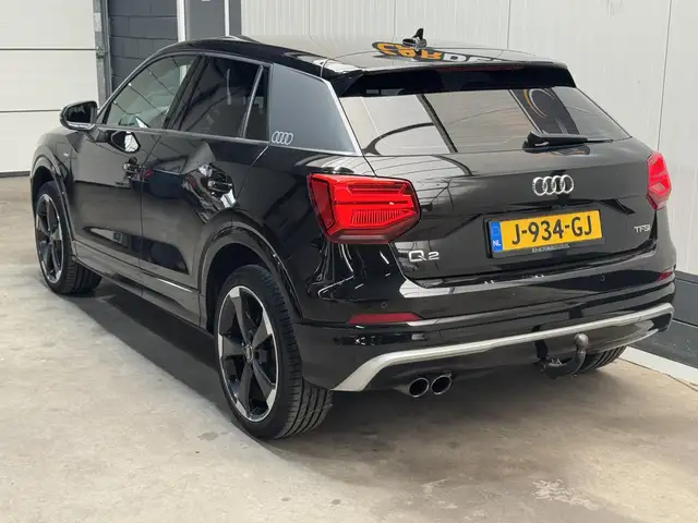 Audi Q2 view 7