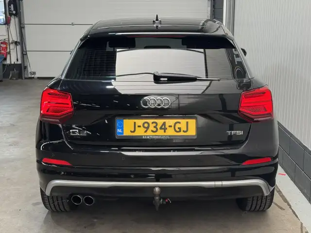 Audi Q2 view 6