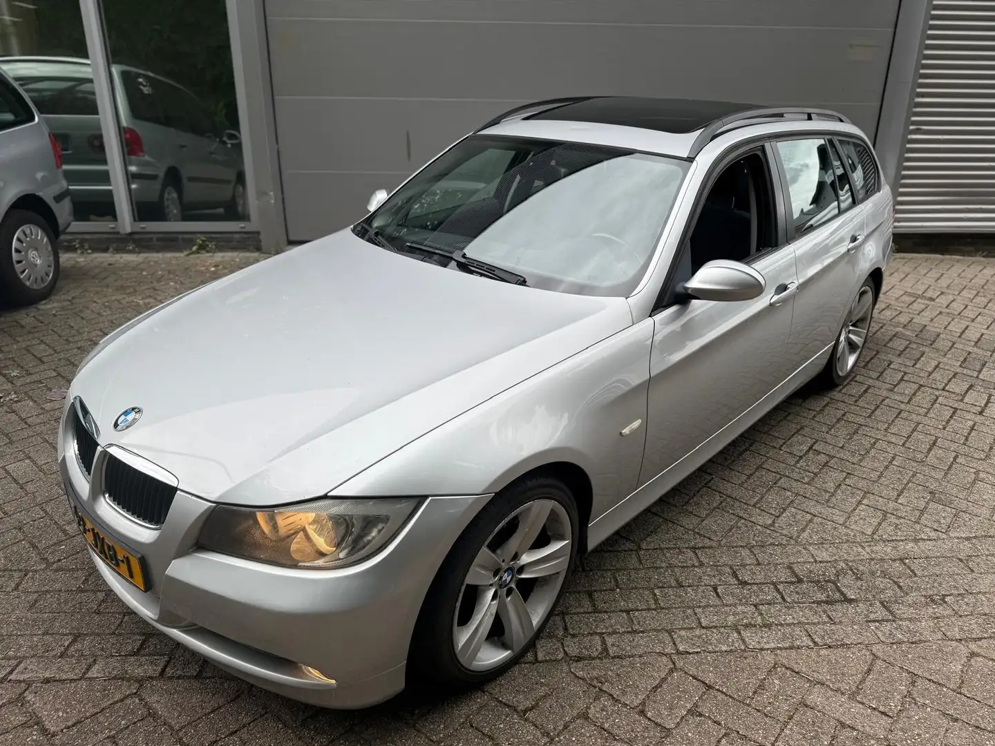 BMW 320 3-serie Touring BMW 320i / PANORAMADAK / RIJDT SCH Grijs - 2