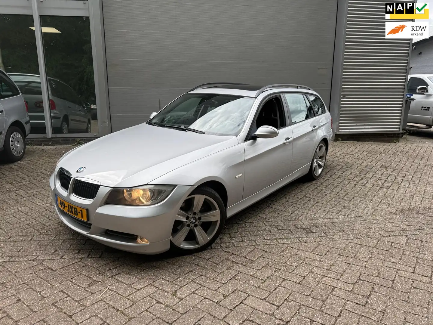 BMW 320 3-serie Touring BMW 320i / PANORAMADAK / RIJDT SCH Grijs - 1