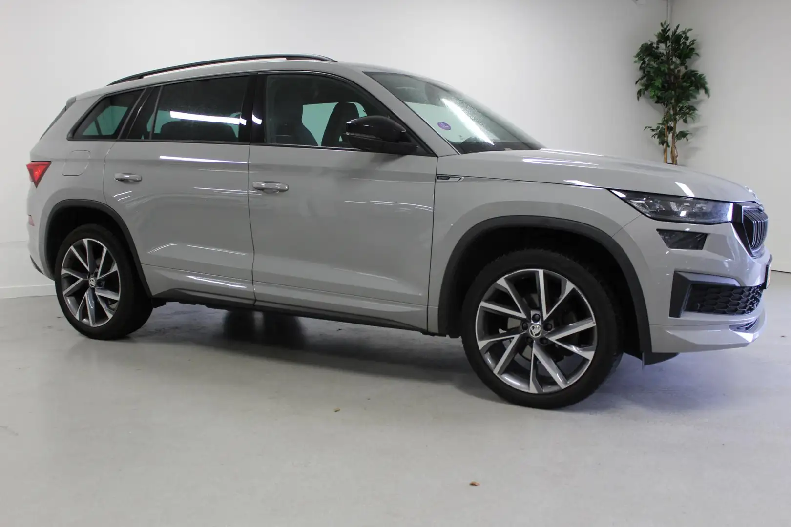 Skoda Kodiaq 1.5 TSI Sportline Business 7p. | 20'LMV | ACC | CA Grijs - 2