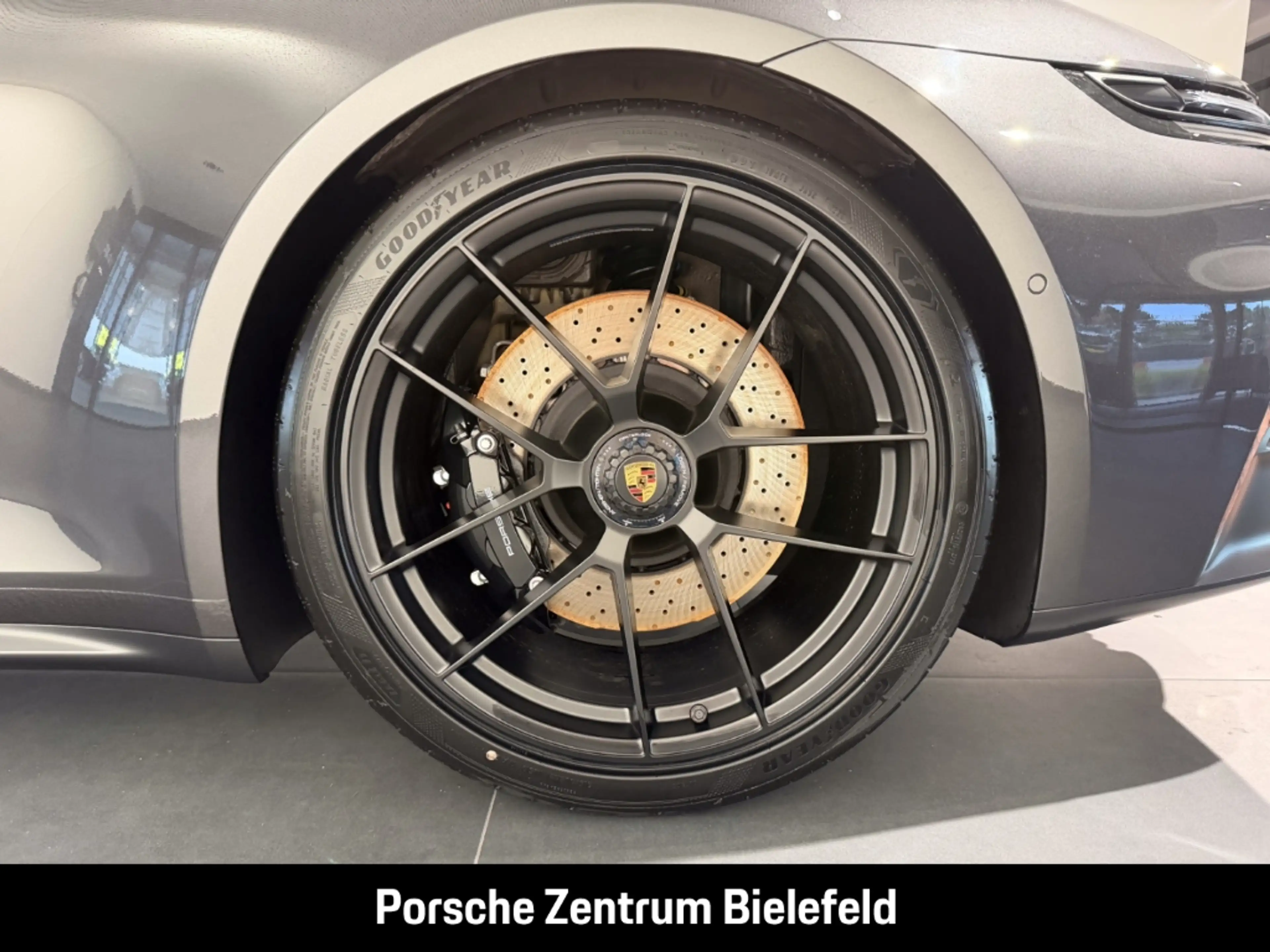 Porsche 992 911 Carrera 4 GTS Cabriolet — photo 6