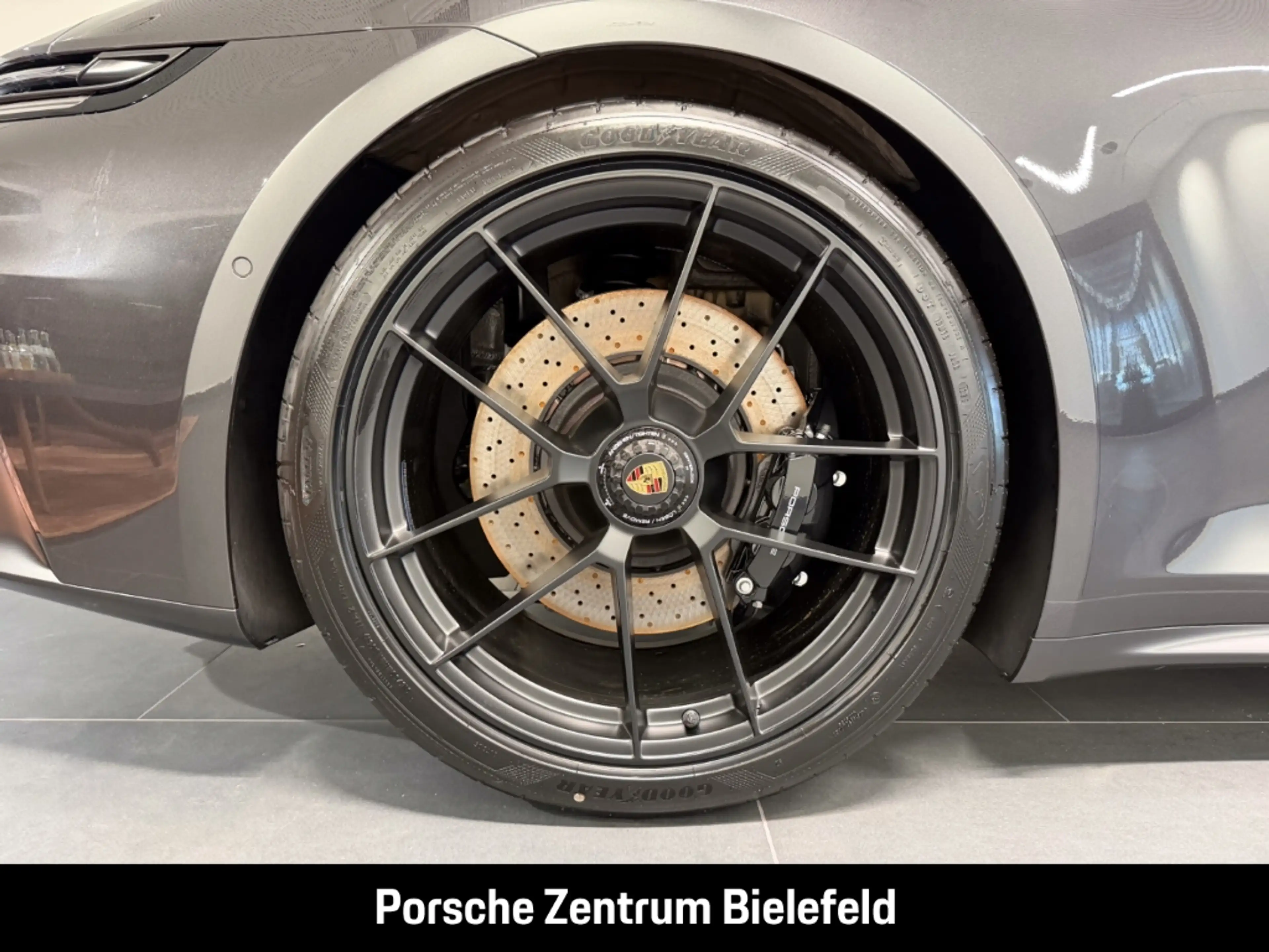 Porsche 992 911 Carrera 4 GTS Cabriolet — photo 7