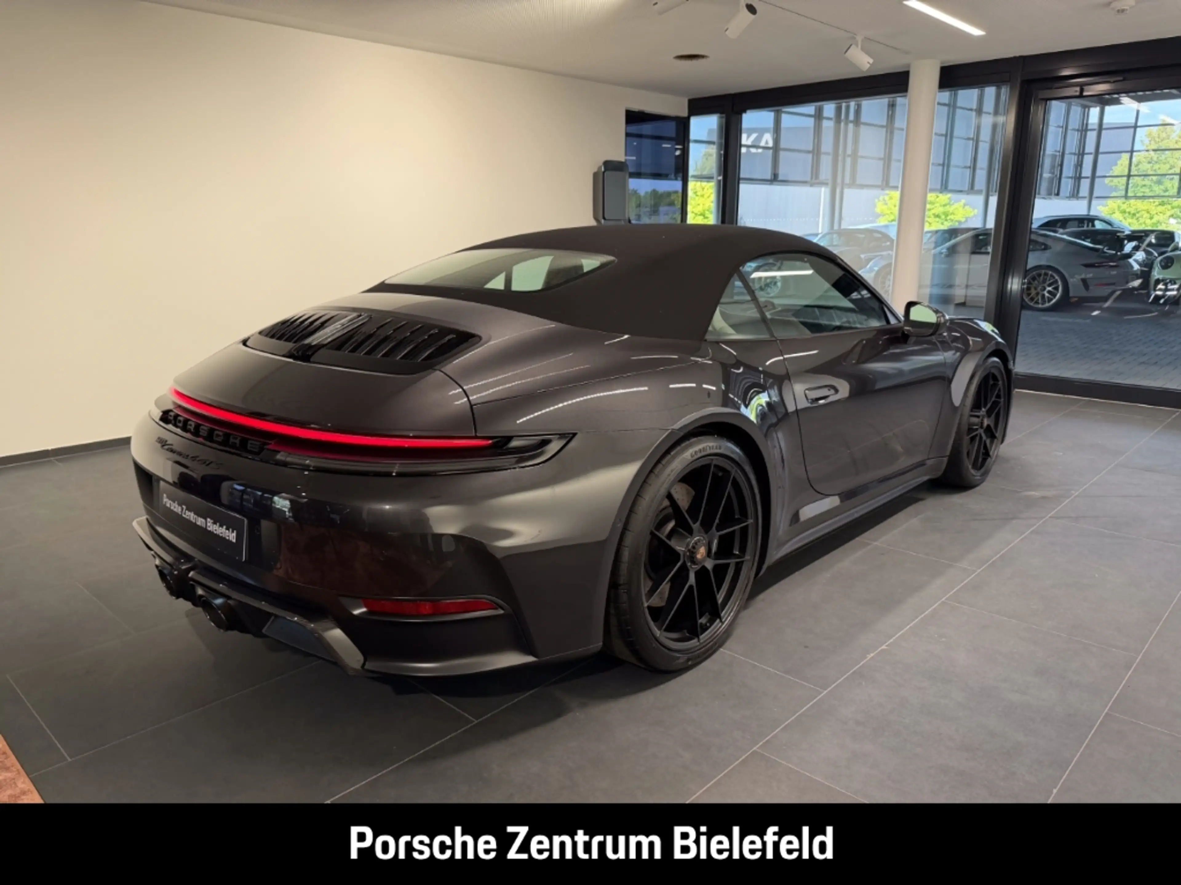 Porsche 992 911 Carrera 4 GTS Cabriolet — photo 9