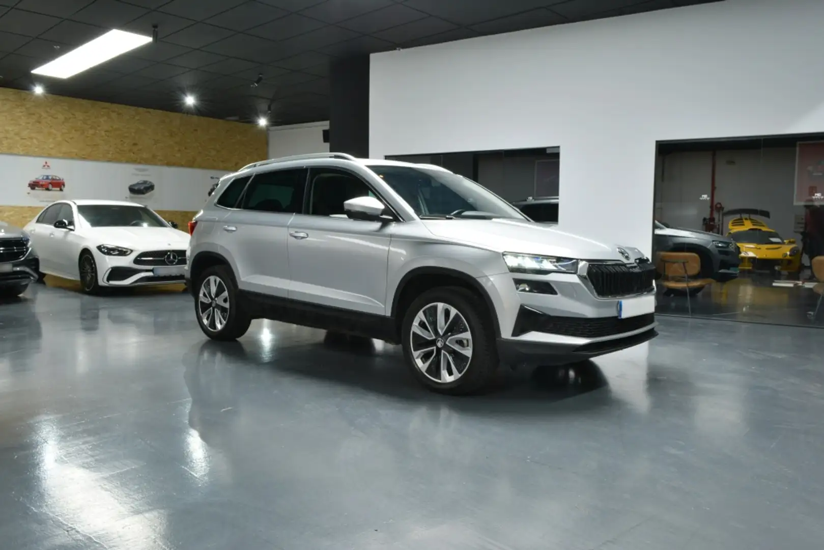 Skoda Karoq 2.0TDI AdBlue Style 4x4 DSG 110kW Plateado - 2