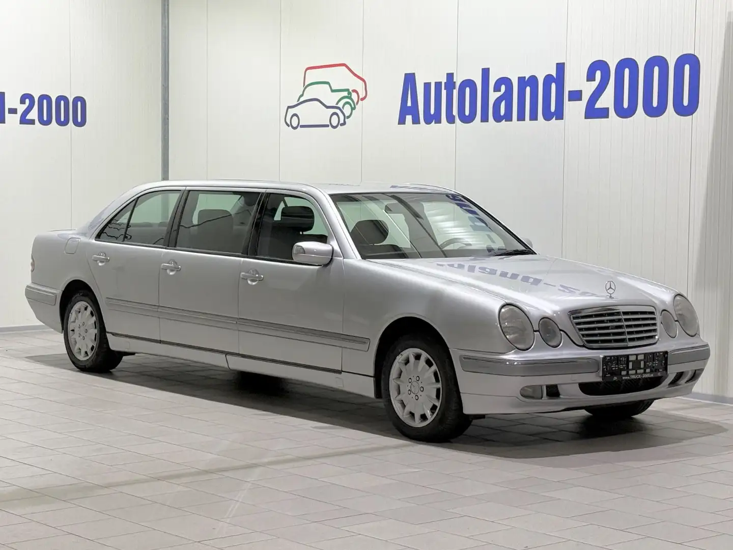 Mercedes-Benz E 200 Lang-Stretch-6Türen-Chauffeurdienst Argent - 1