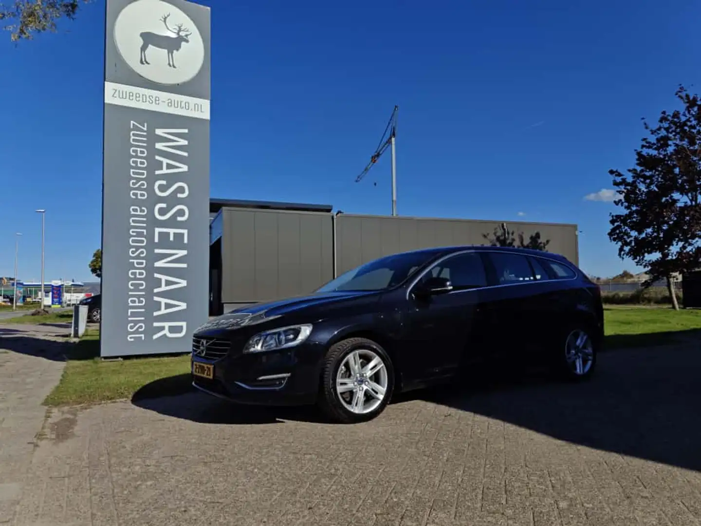 Volvo V60 2.4 D6 AWD Plug-In Hybrid Summum Zwart - 1