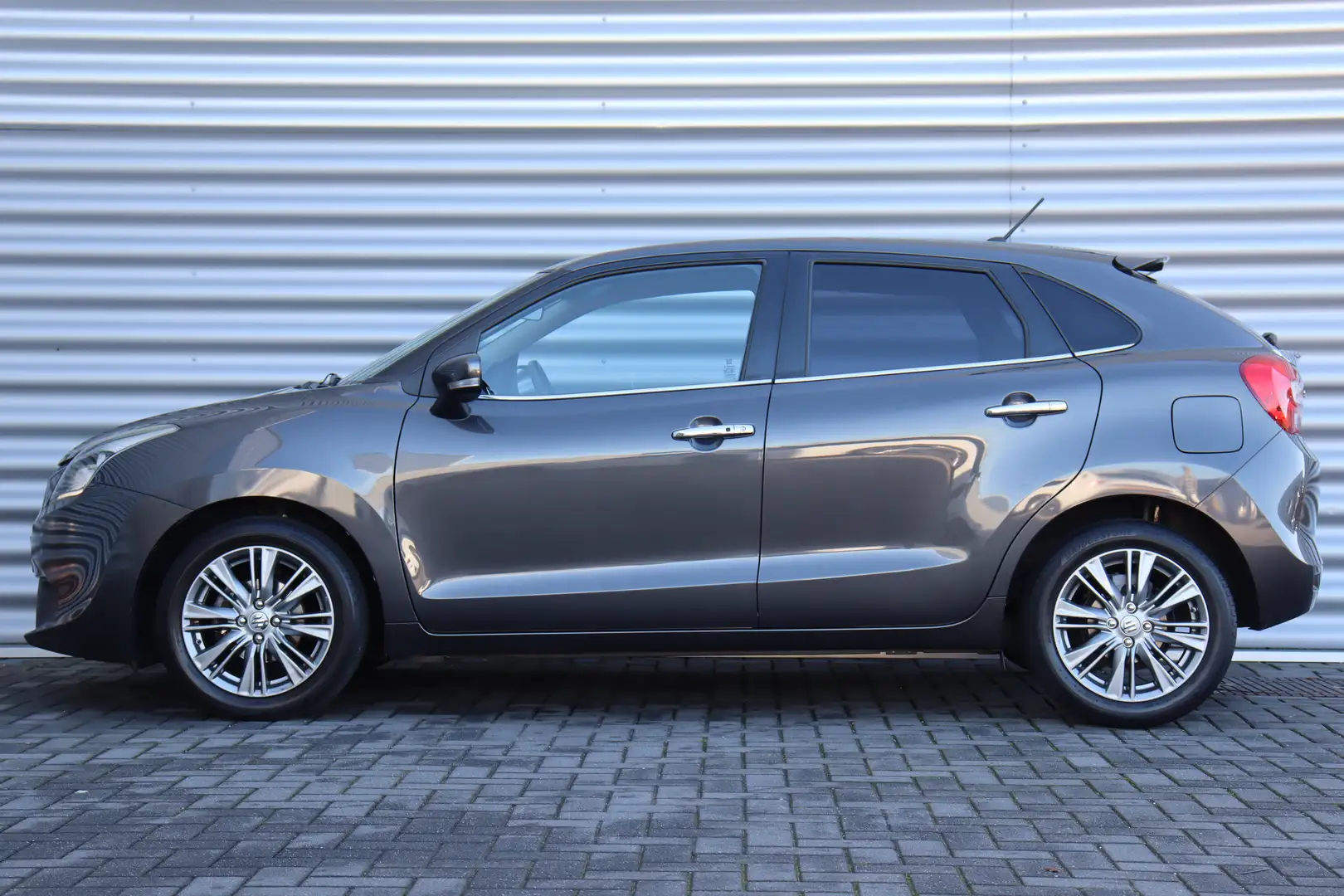 Suzuki Baleno 1.2 89PK HIGH EXECUTIVE AUTOMAAT / NAVI / CLIMA / Grijs - 2